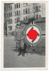 Soldat vor Rednerpult mit Hakenkreuz Flagge