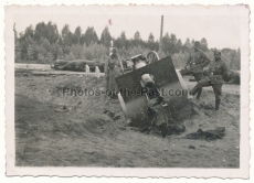 Toter polnischer Soldat vor Artillerie Feldkanone