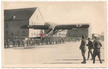 Postkarte Fieseler Storch Fi156 Flugzeug landet auf Kasernenhof