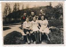 Waffen SS Mann mit Kameraden und Frauen ....