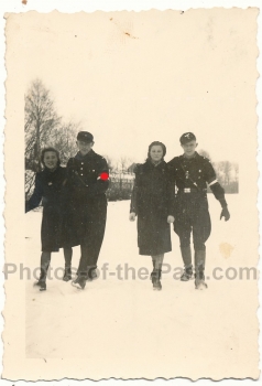 Hitlerjungen HJ Jungen mit Mädchen in Flatow 1942