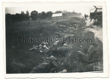 Tote Soldaten im Straßengraben Ostfront Russland 1941