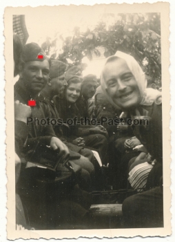 Waffen SS Männer Division Totenkopf mit Frau und Wehrmacht Infanterie Soldaten