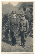 Portrait Foto Leibstandarte Waffen SS Sturmmann mit Ärmelband Adolf Hitler neben Offizier vom Roten Kreuz