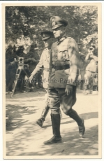 Wehrmacht Ritterkreuzträger General mit einem verbündeten ausländischen Ritterkreuzträger Offizier