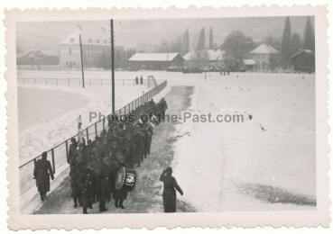 SS Kompanie mit Musik Trommel der SS Totenkopf Standarte