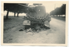 Toter russischer Panzerfahrer am BA Panzerspähwagen Wrack an der Ostfront ...