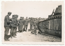 Toter französischer Panzerfahrer am Char B 1 Panzer Wrack ...