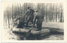 Ritterkreuzträger Heinrich Niemann steigt in Floßsack an der Ostfront in Russland Pi. 196 - 96. Infanterie Division