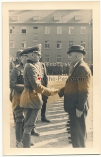 Generalmajor der Wehrmacht mit deutschem Kreuz in Gold in einer Kaserne
