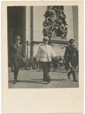 Generalfeldmarschall Hermann Göring am Triumphbogen in Paris Frankreich