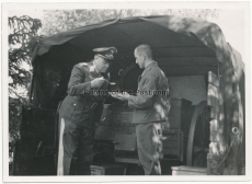 Generalfeldmarschall Kesselring an der Feldküche beim II. Fliegerkorps im Osten - Ritterkreuzträger der Luftwaffe
