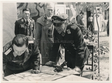 Generalfeldmarschall Kesselring bei der Aufklärungsgruppe 122 in Smolensk Russland - Ritterkreuzträger der Luftwaffe