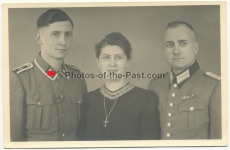 Portrait Foto Waffen SS Unterscharführer der Leibstandarte Adolf Hitler mit Familie - LAH Schulterklappen