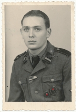 Portrait Waffen SS Rottenführer mit Infanterie Sturmabzeichen Verwundeten Abzeichen EK II und Ostmedaillen Band Atelier Hagenau