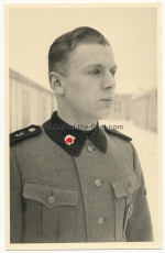 Portrait Foto Waffen SS Sturmmann vom Totenkopf Regiment 3 - Totenkopf nach vorne schauend !