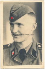 Portrait Foto Waffen SS Sturmmann der SS Totenkopf Division mit Schiffchen