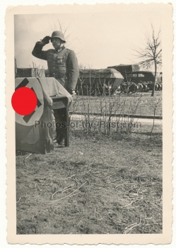 Kompanie Chef einer Panzer Division hinter Pult mit Hakenkreuz Fahne !