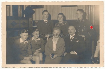 Familien Portrait SS Mann mit Ärmelband SS Schule Braunschweig !