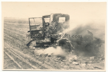 Verbrannter russischer Soldat auf LKW Wrack