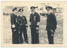 Großadmiral Karl Dönitz mit Offizieren der Kriegsmarine in einem Hafen