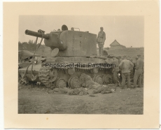 Tote russische Soldaten an einem KW II Panzer an der Ostfront