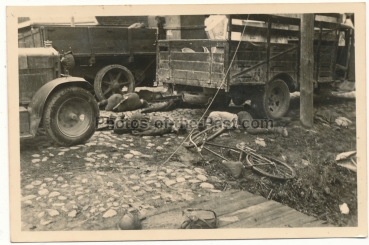 Tote französische Soldaten zwischen Fahrzeugen Frankreich 1940