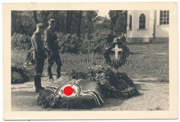 Soldaten Grab mit Hakenkreuz Fahne ....