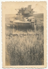 Tote russische Panzer Besatzung am T-26 Wrack in der Ukraine