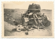 Tote russische Panzer Besatzung am T-26 an der Ostfront in Russland