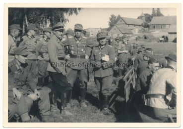 Konvolut 4 Fotos Reichsjugendführer Axmann beim Grenadier Regiment 431 Ritterkreuzträger General Weber Trzcianka Rutka Tartak Polen 1944