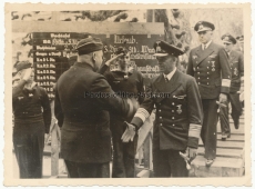 Ritterkreuzträger der Kriegsmarine - Vizeadmiral Brinkann bei der Inspektion vom schweren Kreuzer Prinz Eugen in Brest Frankreich