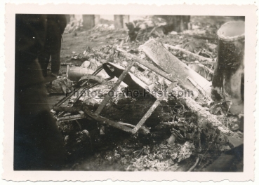 Verbrannter Pilot in Flugzeug Wrack 1942