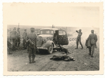 Tote russische Soldaten an einem Auto