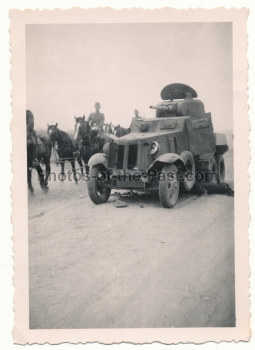 Toter russischer Soldat am BA 10 Panzerspähwagen