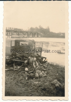 Tote russische Soldaten am LKW Wrack an der Ostfront