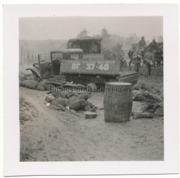 Tote russische Soldaten am LKW Wrack an der Ostfront