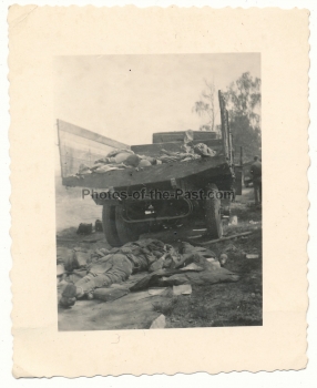 Tote russische Soldaten am LKW Wrack an der Ostfront