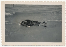 Angespülter skelettierter englischer Soldat am Strand der Kanalküste