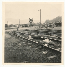 3 Fotos Tote Zivilisten auf Eisenbahn Schienen