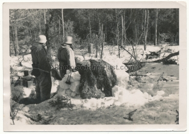 Tote russische Soldaten vor einer deutschen Stellung an der Ostfront