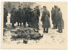 Soldaten der Wehrmacht bei toten Kameraden an der Ostfront im Winter in Russland 1941/42