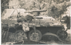 Toter russischer Soldat auf einem T-34 Panzer Wrack