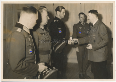 Ritterkreuzträger des Heeres - Panzer Regiment Großdeutschland Kommandeur Bruno Kahl bei Eichenlaub Verleihung durch den Führer Adolf Hitler