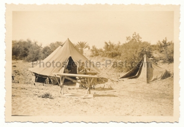 Deutsches Afrika Korps DAK Landser mit Pfaff Nähmaschine vor Zelt