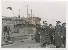 Ritterkreuzträger der Kriegsmarine - Admiral Karl Dönitz an einem italienischen U Boot im Hafen von La Spezia Italien am 16.4.1942