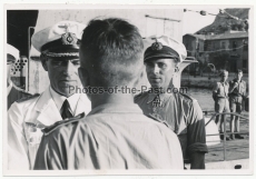Ritterkreuzträger der Kriegsmarine - Vizeadmiral Leo Kreisch und U Boot U 83 Kommandant Hans Werner Kraus in La Spezia Italien am 16.6.1942