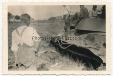 Toter russischer Soldat neben einem T-34 Panzer an der Ostfront 1941