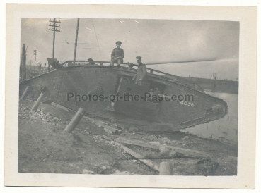 Deutsche Soldaten auf Mark Beute Panzer Tank Nr. 4056