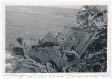 Toter RAF Pilot in den Trümmer von einem Bomber Flugzeug